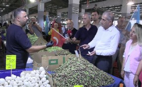 İYİ Parti İzmir Milletvekili Hüsmen Kırkpınar, Çiğli'de pazar esnafı ve vatandaşları dinledi