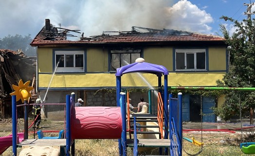 İki katlı ev, yangında kullanılamaz hale geldi