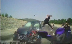 İki otomobil ile motosikletin karıştığı feci kaza kamerada: 4 yaralı