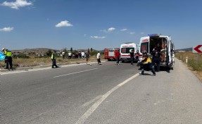 İki otomobil kavşakta çarpıştı: 1 ölü, 5 yaralı!