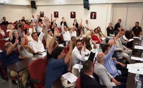 Karşıyaka Meclisi CHP Grubunda çatlak! Grubun adayına karşı seçimi kazandı