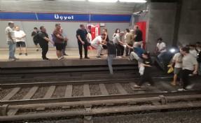 İzmir Metro’da arıza: Yolcular raylara inerek yürüdü!