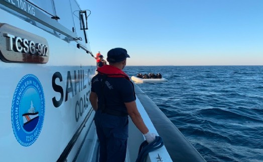 İzmir açıklarında 16 düzensiz göçmen kurtarıldı