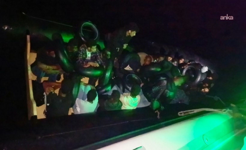 İzmir açıklarında 25 düzensiz göçmen yakalanırken, denizde mahsur kalan 4 balıkçı kurtarıldı