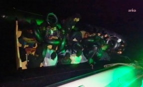 İzmir açıklarında 25 düzensiz göçmen yakalanırken, denizde mahsur kalan 4 balıkçı kurtarıldı