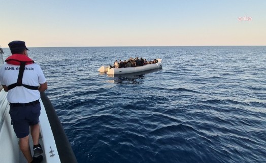 İzmir açıklarında 69 düzensiz göçmen yakalandı