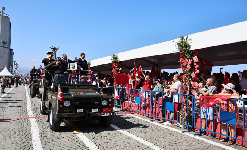 İzmir'de 30 Ağustos Zafer Bayramı coşkusu yaşanacak; Vali Elban'dan İzmirlilere davet!