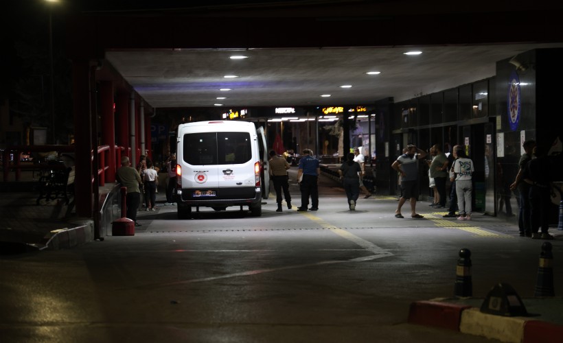 İzmir'de motosiklet bariyerlere çarptı: 1 ölü, 1 ağır yaralı
