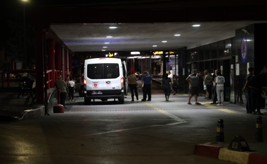 İzmir'de motosiklet bariyerlere çarptı: 1 ölü, 1 ağır yaralı