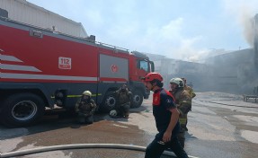 İzmir'de sünger deposunda çıkan yangında büyük hasar oluştu