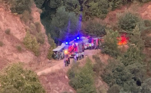 İzmir'de tarım işçilerini taşıyan minibüs kaza yaptı: Ölü ve yaralılar var!