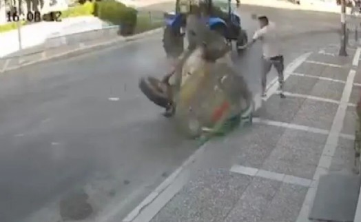 İzmir'de traktörden kopan su tankeri yayaya çarptı: Mucize eseri kurtuldu!