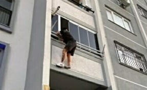 İzmir'de uyuşturucu satıcısı balkondan sarkarken yakalandı