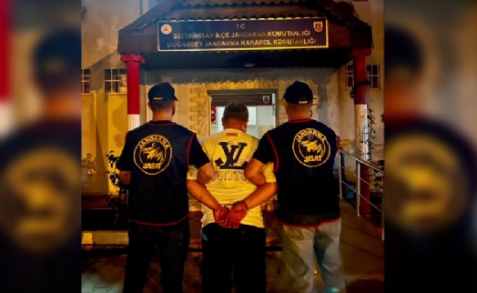 İzmir’de 15 yıl kesinleşmiş hapis cezası bulunan firari yakalandı