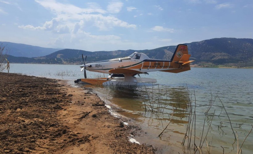 İzmir’de barajdan su alan söndürme uçağı havalanamadı, pilot güvenle tahliye edildi