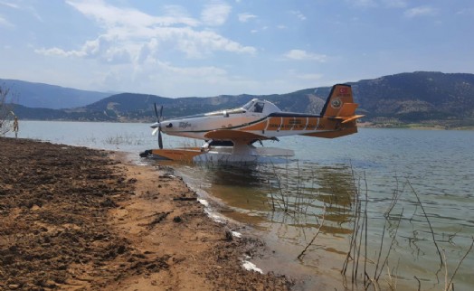 İzmir’de barajdan su alan söndürme uçağı havalanamadı, pilot güvenle tahliye edildi
