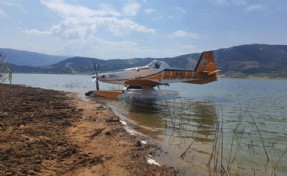 İzmir’de barajdan su alan söndürme uçağı havalanamadı, pilot güvenle tahliye edildi