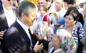 İzmirli Ayşe Teyze’den Özel’e destek mesajı: 'Kirazımı satar bir otobüs de ben alırım'