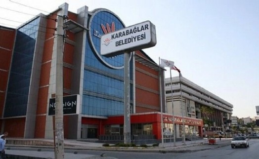 Karabağlar’da parti değişikliği polemiği: 'Biz kucaktan kucağa gitmedik'