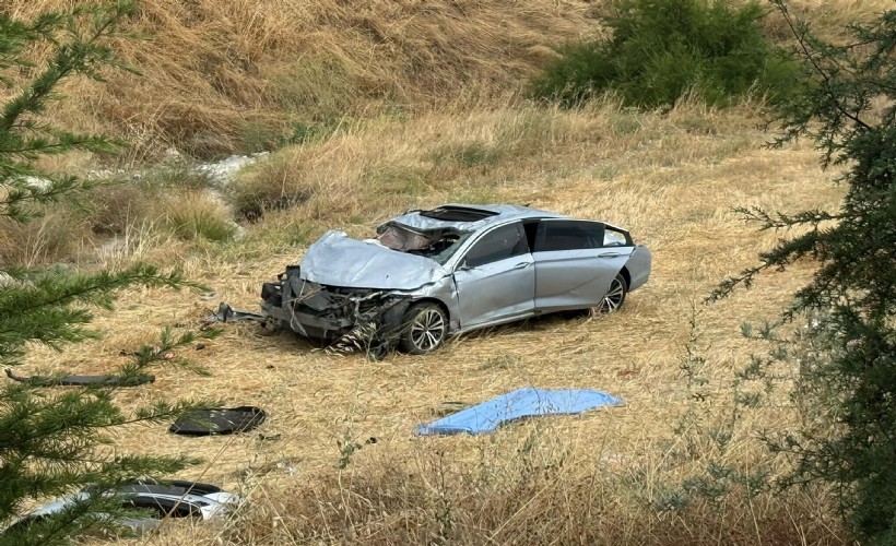 Karşı şeride geçip tarlaya uçan sürücü hayatını kaybetti