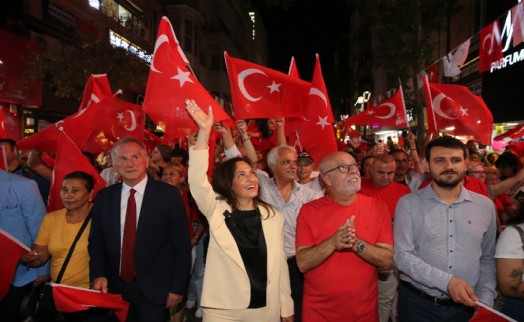 Karşıyaka Çarşısı 30 Ağustos’ta gelincik tarlasına dönüştü!