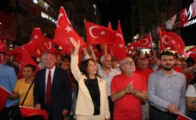 Karşıyaka Çarşısı 30 Ağustos’ta gelincik tarlasına dönüştü!