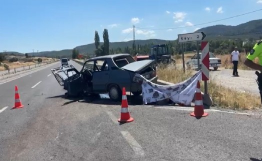 Kavşakta feci kaza. 1 ölü 4 yaralı