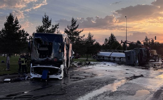 Kayseri’de yolcu otobüsü yakıt tankeri ile çarpıştı: Çok sayıda yaralı var!