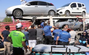 Kırmızı ışıkta bekleyen kamyonete çekici çarptı! 2 saatte kurtarıldı