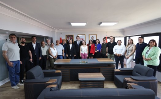 Konak'ta YENİ Parti rüzgarı: Başkan Mutlu ve 19 meclis üyesi rozet taktı