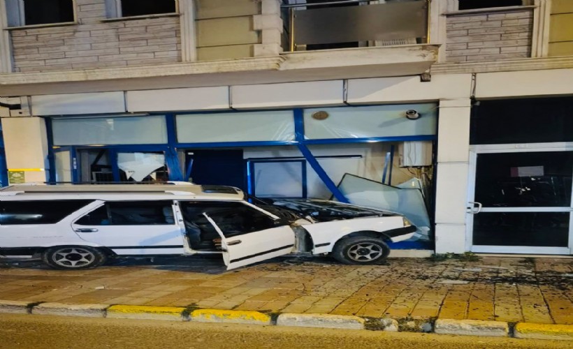 Kontrolden çıkan otomobil iş yerine çarptı