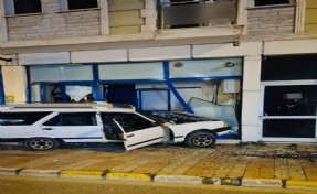 Kontrolden çıkan otomobil iş yerine çarptı