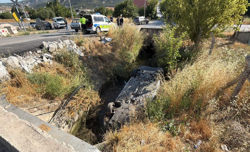 Kontrolden çıkan otomobil levhaya çarpıp kanala devrildi: 1 yaralı