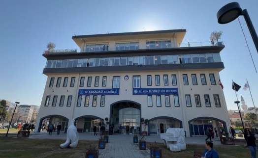 Kuşadası Belediyesi'ne operasyon; 15 şüpheli gözaltına alındı! Bülent Tezcan'dan açıklama