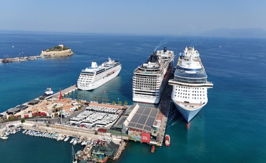 Kuşadası'nda kruvaziyer bereketi sürüyor: Bir günde denizden 9 bin turist