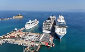 Kuşadası'nda kruvaziyer bereketi sürüyor: Bir günde denizden 9 bin turist