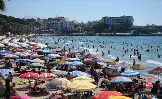 Kuşadası'nda sıcak hava bunalttı; plajlar doldu taştı