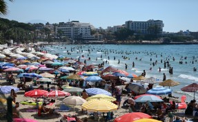 Kuşadası'nda sıcak hava bunalttı; plajlar doldu taştı