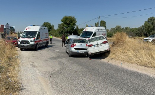 Kütahya’da iki otomobil çarpıştı; 2 yaralı