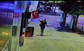 Mağaza önündeki Türk bayrağını yakan kadına gözaltı