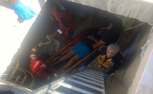 Makine dairesine düşen kişiyi itfaiye ekipleri kurtardı: 5 metre derinlikten çıkarıldı