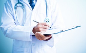 Manisa’da hastalarından 'bıçak parası' aldığı iddia edilen doktor tutuklandı
