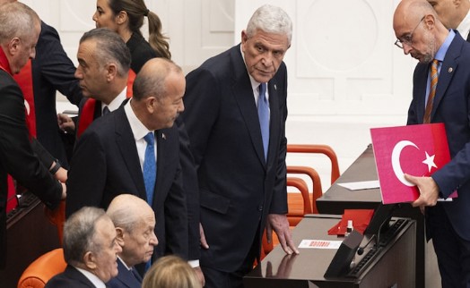 Meclis'te yan yana soğuk rüzgar! Tokalaşmadılar