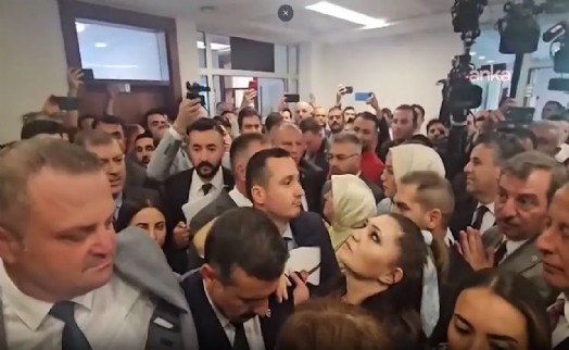 Meclis’te komisyon öncesi gerilim: İzdiham yaşandı, ezilme tehlikesi geçirdiler!