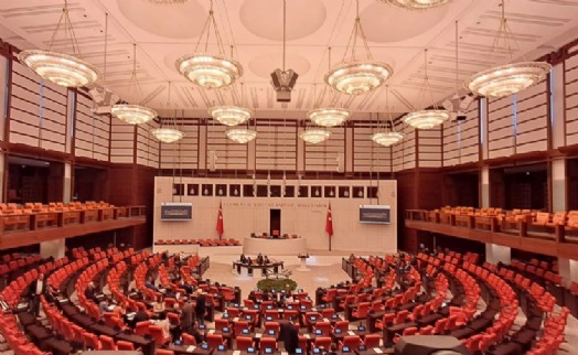 Mecliste sezaryen doğum tartışması: Erkek vekillerin konuşmasına kadınlardan tepki