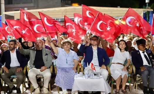 Menderes 30 Ağustos'ta kırmızı beyaza büründü
