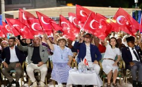 Menderes 30 Ağustos'ta kırmızı beyaza büründü