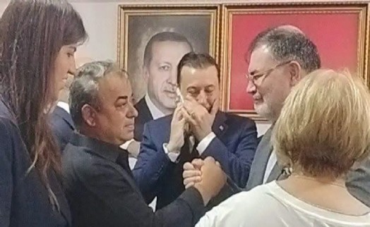 Menderes Belediyesi'ndeki seçim sonrası dikkat çeken 'sevinç' gösterisi: CHP ile AK Parti işbirliği böyle fotoğraflandı