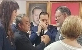 Menderes Belediyesi'ndeki seçim sonrası dikkat çeken 'sevinç' gösterisi: CHP ile AK Parti işbirliği böyle fotoğraflandı