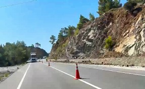Muğla’da yamaçtan kopan kaya parçaları yola düştü